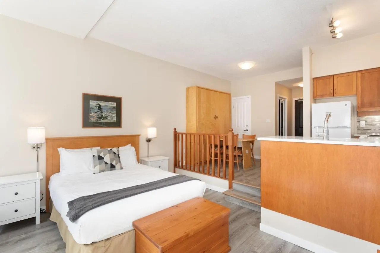 Alpenglow Lodge By Mva Whistler 0*,